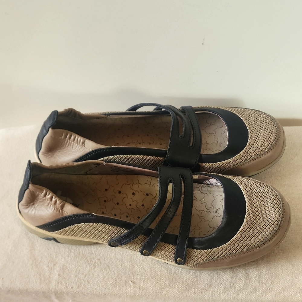 Salomon Women's Black and Tan Casual Slip-on Shoes. - Picture 4 of 11